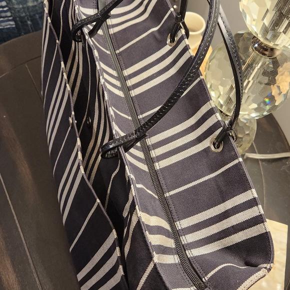 BURBERRY Large Tote Zip Shopper - Picture 12 of 15